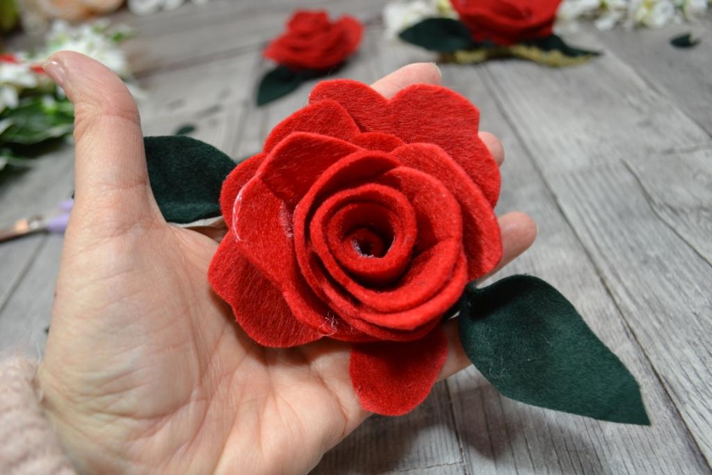 guirlande-roses-feutrine-decoration-embrase
